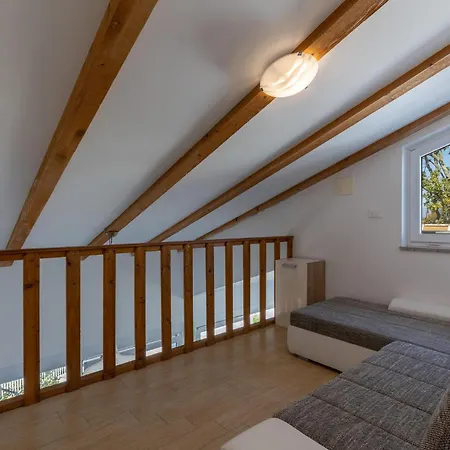 2 Bedroom Amazing In Apartman Njivice